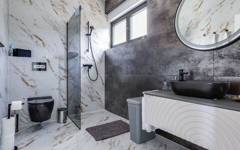 Giny: Idraulico Fixture, Pavimentazione, Interior Design, Pavimento, Rubinetto, Lavello, Bagno, Piastrella, Idraulico, Specchio