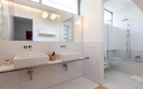 Stordita: Bagno, Interior Design, Pavimentazione, Idraulico Fixture, Lavandino Del Bagno, Pavimento, Parete, Lavello, Specchio, Soffitto