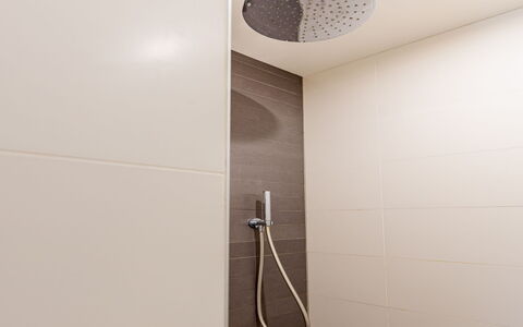 Residence Domburg: Idraulico Fixture, Pavimentazione, Interior Design, Soffione Doccia, Bagno, Soffitto, Pavimento, Doccia, Lampada, Idraulico