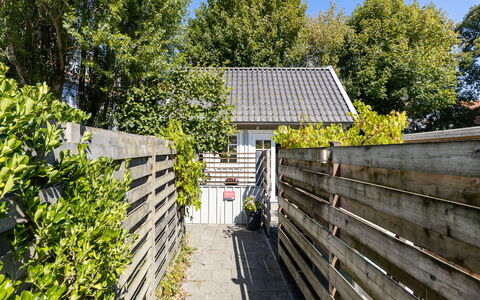 Residence Domburg: Arbusto, Giardino, Casa, Recinzione, Backyard, Raccordo, Shade, Home Scherma, Landscaping, Cortile