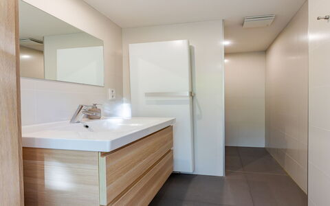 Residence Domburg: Pavimentazione, Interior Design, Pavimento, Legna, Mobiletto Del Bagno, Lavandino Del Bagno, Idraulico Fixture, Bagno, Idraulico, Cabinetry