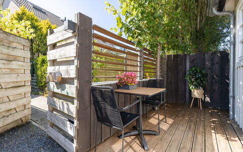 Residence Domburg: Legna, Mobilia, Mobili Da Esterno, Latifoglie, Deck, Plank, Vaso Di Fiori, Color Legno, Giardino, Backyard