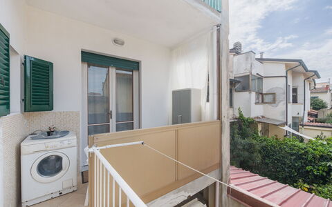 Appartamento la Conchiglia: Pavimento, Zona Residenziale, Pavimentazione, Casa, Appartamento, Balcone, Corrimano, Illuminazione Diurna, Alluminio, Pianta Della Casa