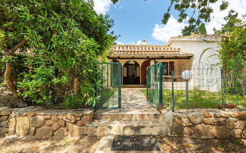 Casa ai Mandorli: Shade, Estate, Hacienda, Giardino, Landscaping, Backyard, Cortile, Cancello, Recinzione, Villa