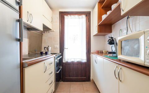 Casa ai Mandorli: Legna, Cucina, Apparecchio Major, Pavimentazione, Controsoffitto, Elettrodomestico Da Cucina, Cabinetry, Interior Design, Mobilia, Pavimento