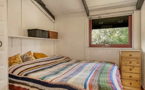 Nimrod - 800M from the Sea: Camera Da Letto, Interior Design, Legna, Letto, Mobilia, Lenzuolo, Soffitto, Pavimento, Camera, Pavimentazione