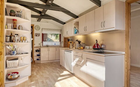 Nimrod - 800M from the Sea: Cucina, Controsoffitto, Cabinetry, Interior Design, Mobilia, Legna, Apparecchio Major, Pavimentazione, Elettrodomestico Da Cucina, Soffitto