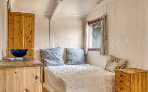 Nimrod - 800M from the Sea: Legna, Pavimentazione, Pavimento, Interior Design, Mobilia, Camera, Camera Da Letto, Color Legno, Letto, Soffitto