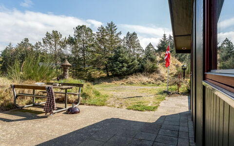 Nimrod - 800M from the Sea: Arbusto, Lotto, Landscaping, Giardino, Larice, Shade, Sempreverde, Driveway