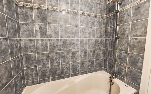 Les Demeures du Parc: Bagno, Idraulico Fixture, Vasca Da Bagno, Pavimentazione, Pavimento, Idraulico, Piastrella, Materiale Composito, Doccia, Rubinetto