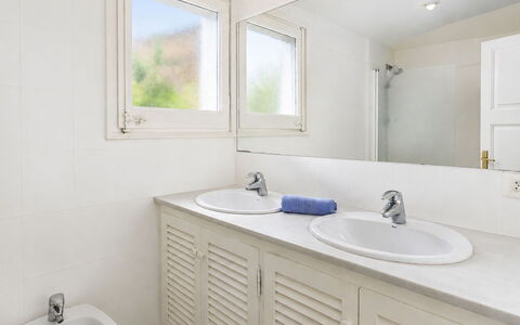 Country Club Family: Pavimentazione, Idraulico Fixture, Lavandino Del Bagno, Pavimento, Lavello, Interior Design, Rubinetto, Mobiletto Del Bagno, Bagno, Soffitto