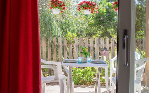 La Casetta di Franci: Mobili Da Esterno, Giardino, Tavolo Esterno, Sedia, Shade, Landscaping, Backyard, Cortile, Eco Hotel, Cucina & Sala Da Pranzo Tavolo