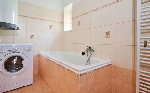 U Pekařů: Pavimentazione, Pavimento, Idraulico Fixture, Interior Design, Bagno, Piastrella, Soffitto, Rubinetto, Vasca Da Bagno, Idraulico