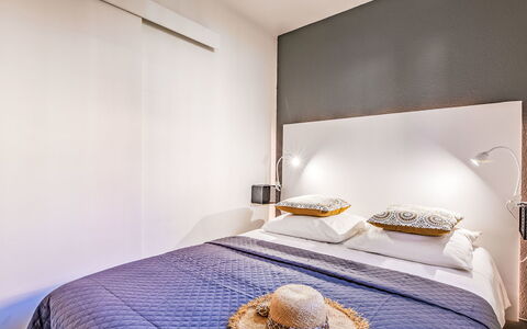Les Boucaniers: Letto, Interior Design, Mobilia, Camera Da Letto, Bedding, Lenzuolo, Parete, Pavimentazione, Pavimento, Soffitto