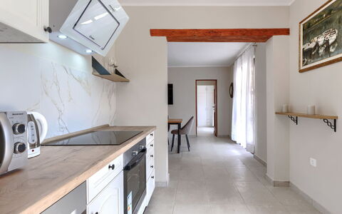 Santina: Mobilia, Pavimentazione, Interior Design, Controsoffitto, Legna, Soffitto, Pavimento, Cabinetry, Camera, Cucina