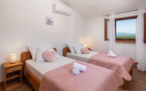 Perva: Legna, Casa, Pavimento, Mobilia, Camera Da Letto, Letto, Color Legno, Lenzuolo, Telaio Del Letto, Appartamento
