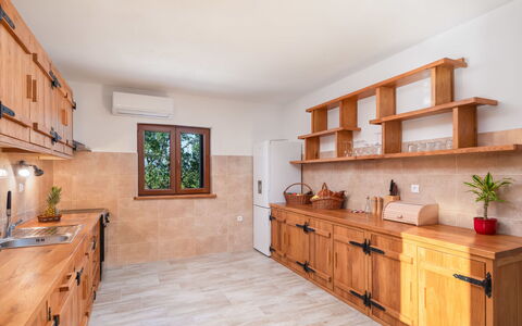 Perva: Legna, Interior Design, Pavimentazione, Cucina, Cabinetry, Controsoffitto, Mobilia, Pavimento, Soffitto, Credenza