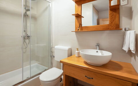 Perva: Lavandino Del Bagno, Bagno, Idraulico Fixture, Pavimentazione, Lavello, Pavimento, Legna, Interior Design, Rubinetto, Mobiletto Del Bagno