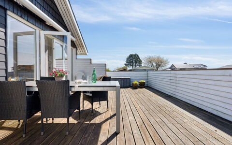 Hira - 200M from the Sea: Tetto, Casa, Casa, Villetta, Porta, Raccordo, Deck, Portico, Plank, Latifoglie