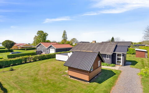 Hira - 200M from the Sea: Tetto, Casa, Casa, Villetta, Porta, Raccordo, Deck, Portico, Plank, Latifoglie