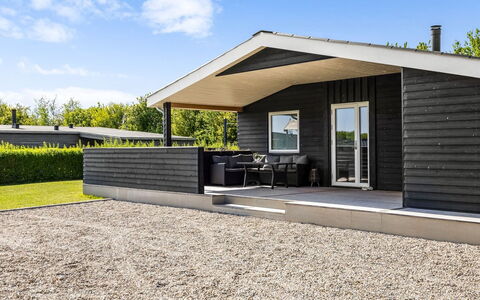 Helmtrud - 700M from the Sea: Tetto, Casa, Casa, Villetta, Porta, Raccordo, Deck, Portico, Plank, Latifoglie