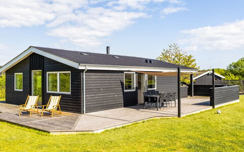 Helmtrud - 700M from the Sea: Tetto, Casa, Casa, Villetta, Porta, Raccordo, Deck, Portico, Plank, Latifoglie