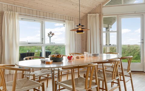 Tilje - 80M from the Sea: Mobilia, Legna, Pavimentazione, Pavimento In Legno, Cucina & Sala Da Pranzo Tavolo, Tavolo, Pavimento, Sala Da Pranzo, Interior Design, Sedia
