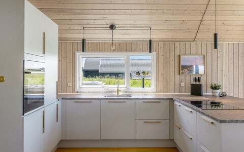 Tilje - 80M from the Sea: Cucina, Pavimentazione, Legna, Controsoffitto, Interior Design, Pavimento In Legno, Soffitto, Pavimento, Cabinetry, Elettrodomestico Da Cucina