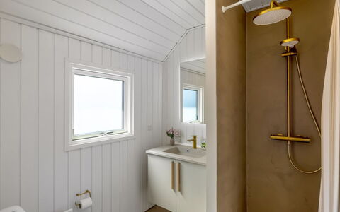 Tilje - 80M from the Sea: Legna, Idraulico Fixture, Pavimentazione, Soffitto, Pavimento, Bagno, Idraulico, Gabinetto, Camera, Rubinetto