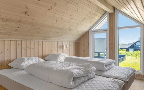 Tilje - 80M from the Sea: Legna, Camera Da Letto, Casa, Bedding, Letto, Biancheria, Latifoglie, Telaio Del Letto, Plank, Lenzuolo