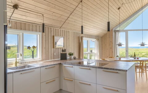 Tilje - 80M from the Sea: Legna, Soffitto, Pavimentazione, Cucina, Casa, Latifoglie, Controsoffitto, Pavimento In Legno, Lampada, Color Legno