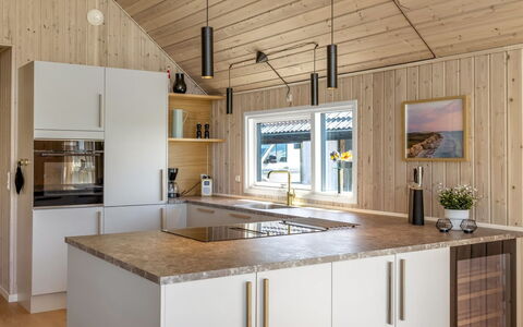Tilje - 80M from the Sea: Cucina, Pavimentazione, Interior Design, Controsoffitto, Legna, Soffitto, Mobilia, Elettrodomestico Da Cucina, Pavimento, Lampada