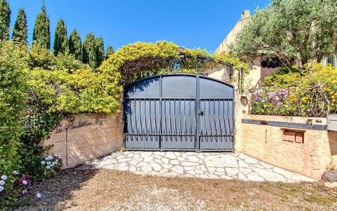 La Coustelline: Parete, Arbusto, Cancello, Giardino, Driveway, Landscaping, Shade, Passerella, Recinzione