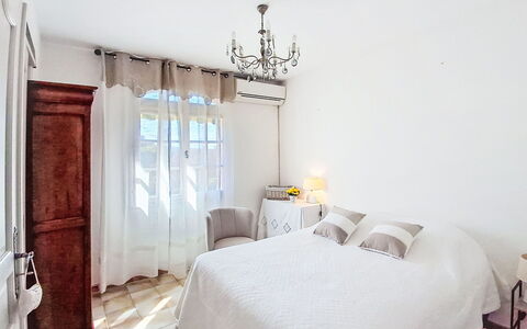 La Coustelline: Mobilia, Letto, Camera Da Letto, Interior Design, Bedding, Pavimento, Lenzuolo, Biancheria, Pavimentazione, Tessile