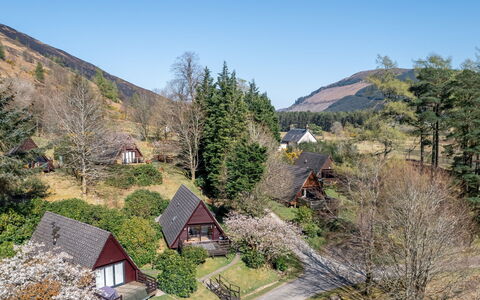 Sandpiper Lodge: Albero, Foglia, Geografia Montane, Vegetazione, Casa, Arbusto, Paesaggio, Highland, Collina