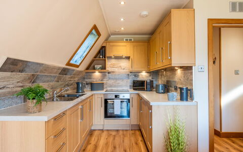 Sandpiper Lodge: Cucina, Mobilia, Interior Design, Pavimentazione, Controsoffitto, Legna, Elettrodomestico Da Cucina, Pavimento, Cabinetry, Soffitto