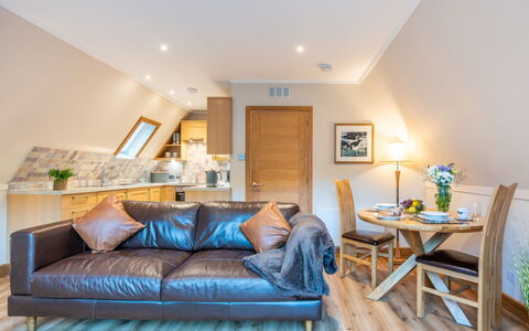 Oystercatcher: Mobilia, Interior Design, Legna, Casa, Soggiorno, Divano, Pavimentazione, Soffitto, Camera, Pavimento