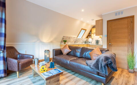 Oystercatcher: Legna, Interior Design, Pavimentazione, Casa, Appartamento, Pavimento, Mobilia, Soggiorno, Divano, Pavimento In Legno