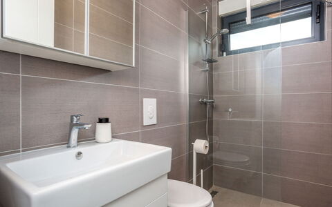 Larus: Bagno, Idraulico Fixture, Pavimentazione, Interior Design, Pavimento, Idraulico, Lavandino Del Bagno, Gabinetto, Lavello, Rubinetto