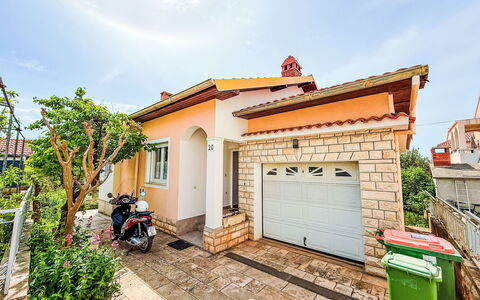 Helen: Casa, Zona Residenziale, Architettura, Casa, Tetto, Sobborgo, Driveway, Cancello, Balcone, Hacienda