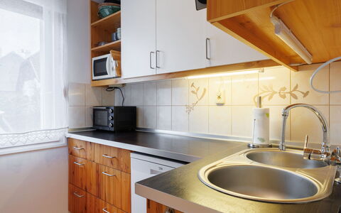 Sundown Beach: Cucina, Controsoffitto, Elettrodomestico Da Cucina, Cabinetry, Apparecchio Major, Lavandino Della Cucina, Legna, Interior Design, Pavimentazione, Idraulico Fixture