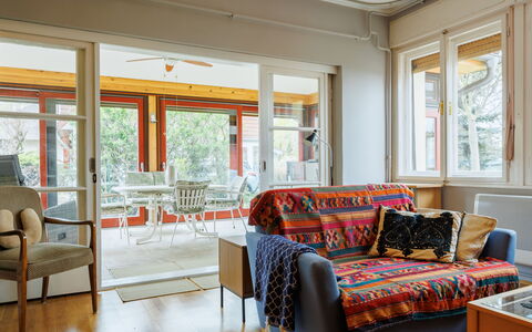 Sundown Beach: Mobilia, Interior Design, Pavimentazione, Pavimento, Legna, Soffitto, Divano, Camera, Sedia, Soggiorno