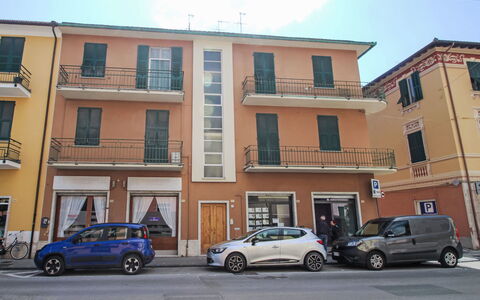 Via Nazionale: Finestra, Costruzione, Veicolo A Motore, Automotive Esterno, Auto, Quartiere, Appartamento, Cittadina