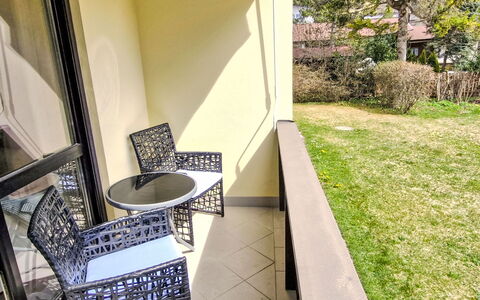 Bergnest: Pavimento, Interior Design, Pavimentazione, Mobilia, Shade, Sedia, Balcone, Color Legno, Portico
