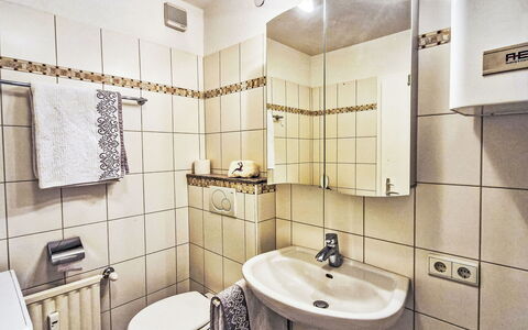 Bergnest: Interior Design, Camera, Pavimento, Appartamento, Idraulico Fixture, Idraulico, Lavello, Bagno, Letto, Gabinetto