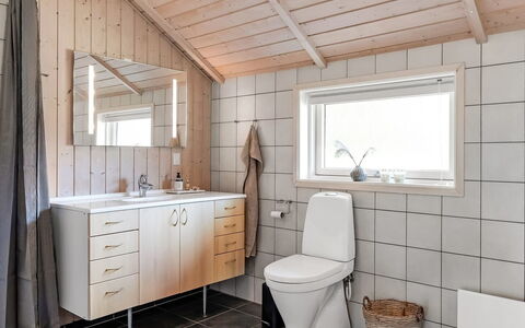 Truels - 30Km from the Sea: Pavimentazione, Idraulico Fixture, Pavimento, Lavello, Legna, Interior Design, Bagno, Rubinetto, Lavandino Del Bagno, Soffitto