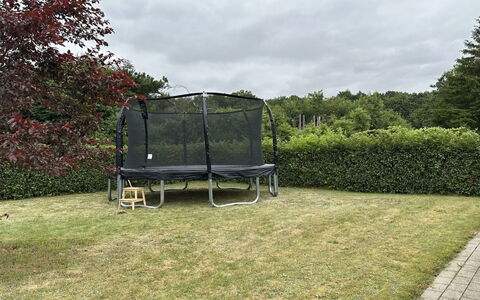 Truels - 30Km from the Sea: Trampolino, Trampolino - Macchine E Materiali, Netto, Giardino, Shade, Prato, Maglia, Trampolining, Cortile, Mobili Da Esterno