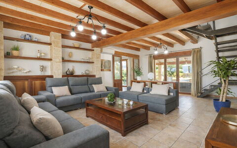 Son Bosc: Mobilia, Interior Design, Divano, Pavimentazione, Legna, Tavolo, Pavimento, Soffitto, Soggiorno, Camera