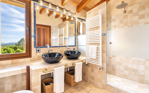 Son Bosc: Pavimentazione, Interior Design, Idraulico Fixture, Legna, Pavimento, Bagno, Mobilia, Lavello, Rubinetto, Illuminazione