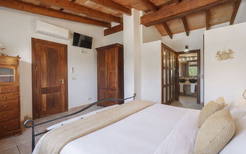 Son Bosc: Interior Design, Pavimentazione, Mobilia, Parete, Pavimento, Legna, Soffitto, Camera Da Letto, Letto, Camera